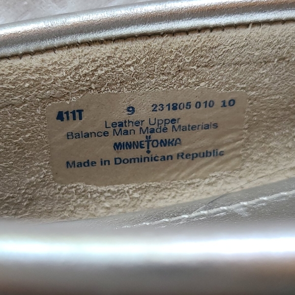 Minnetonka silver metallic moccasin - Picture 5 of 5